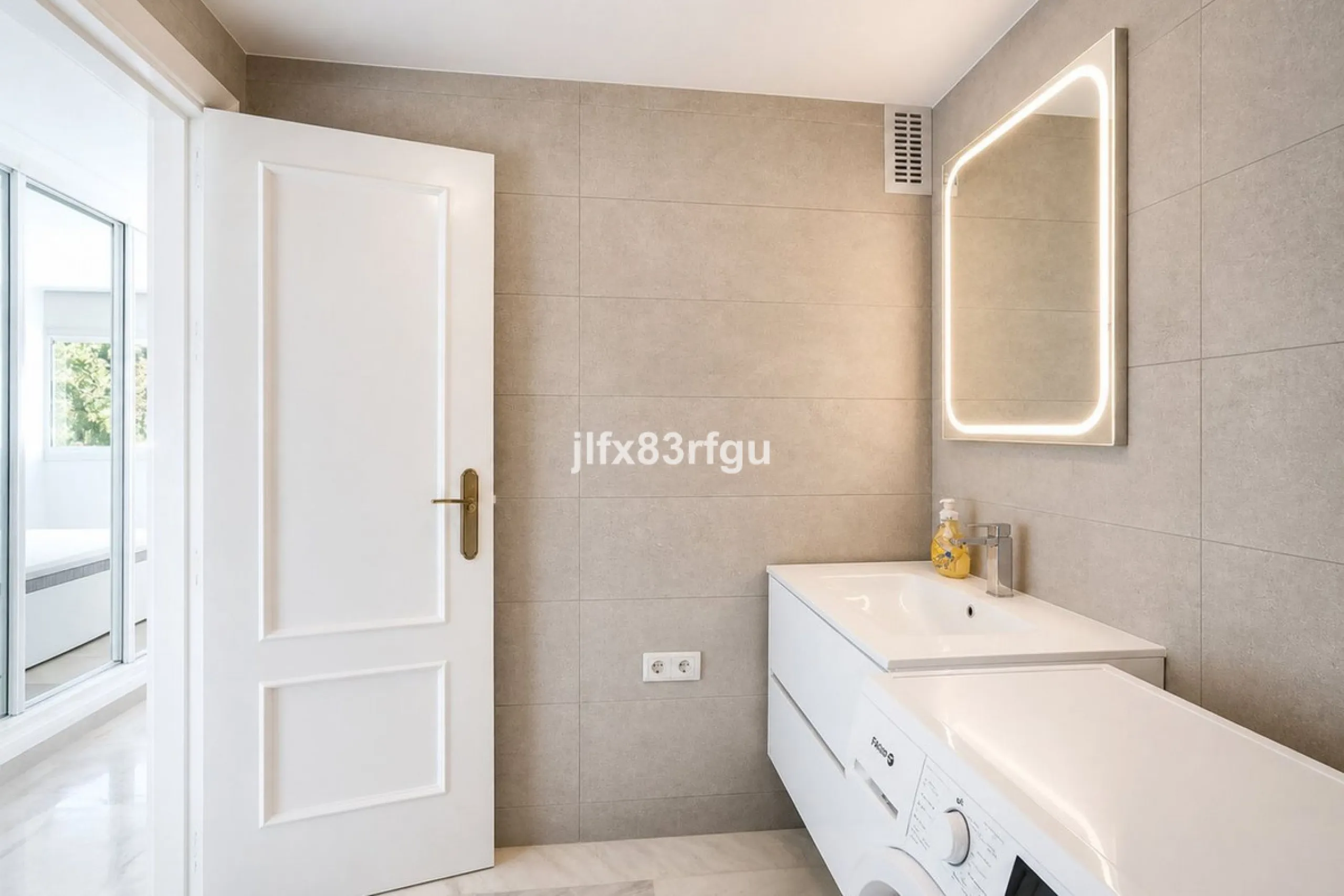This renovated frontline-golf apartment in La Siesta de Mijas Golf offers a practical layout and a comfortable setting with direct views over the course. Renovated for €50,000  and sold fully furnished, it is ready to use immediately - either as a home or