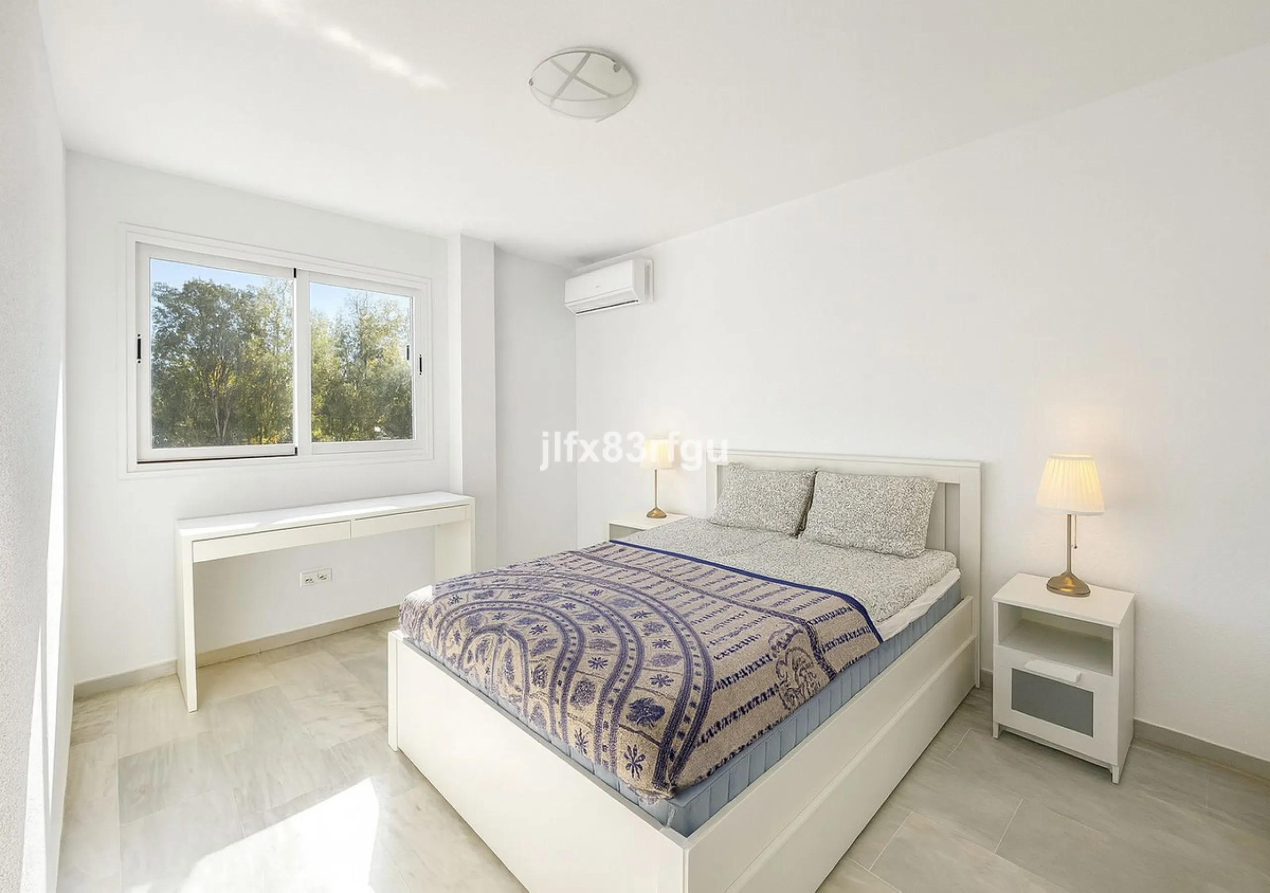 This renovated frontline-golf apartment in La Siesta de Mijas Golf offers a practical layout and a comfortable setting with direct views over the course. Renovated for €50,000  and sold fully furnished, it is ready to use immediately - either as a home or