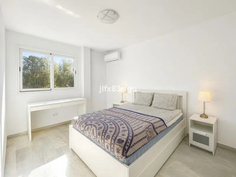 This renovated frontline-golf apartment in La Siesta de Mijas Golf offers a practical layout and a comfortable setting with direct views over the course. Renovated for €50,000  and sold fully furnished, it is ready to use immediately - either as a home or