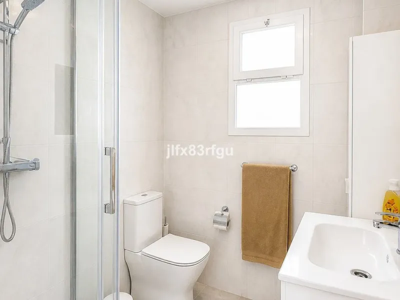 This renovated frontline-golf apartment in La Siesta de Mijas Golf offers a practical layout and a comfortable setting with direct views over the course. Renovated for €50,000  and sold fully furnished, it is ready to use immediately - either as a home or