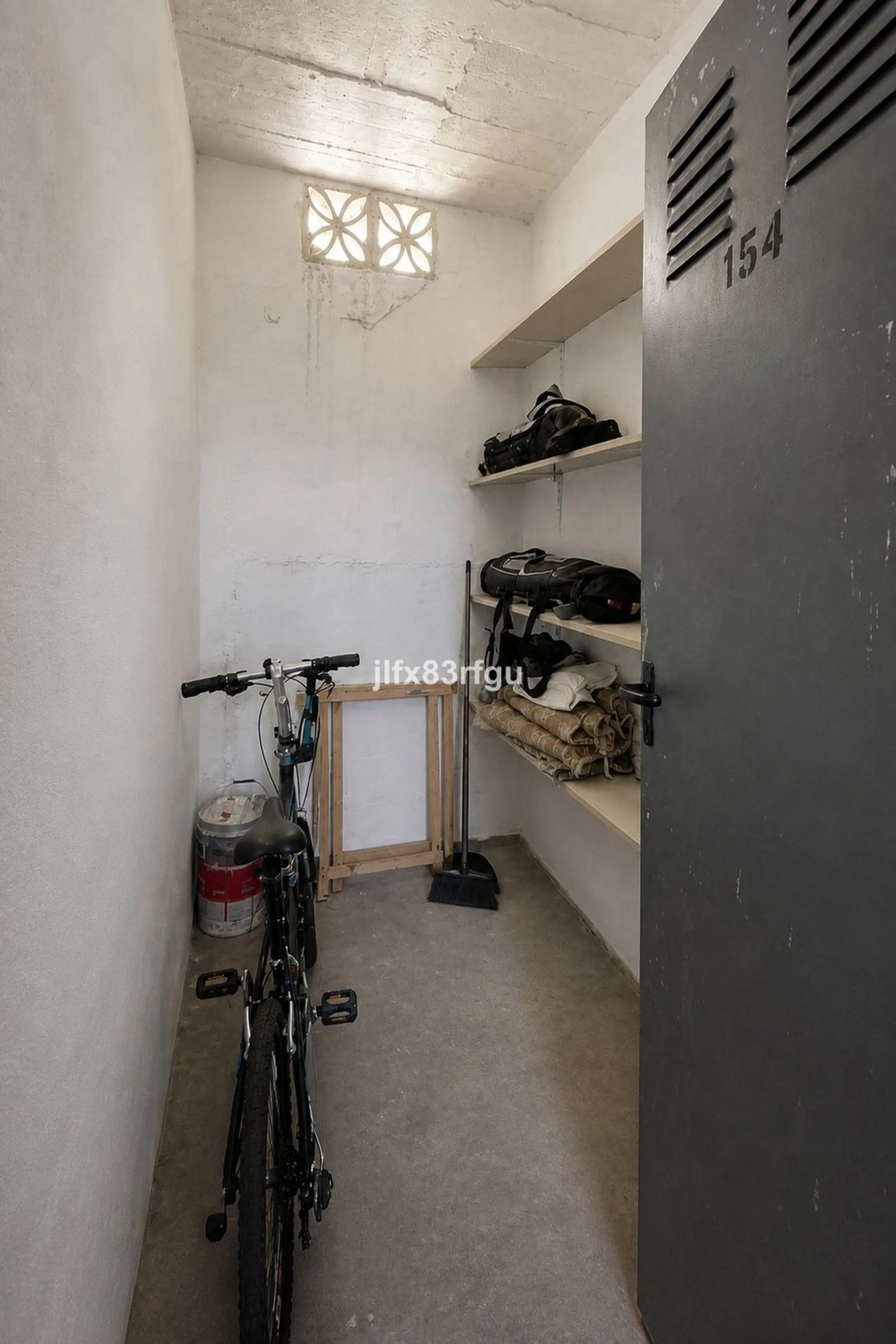 This renovated frontline-golf apartment in La Siesta de Mijas Golf offers a practical layout and a comfortable setting with direct views over the course. Renovated for €50,000  and sold fully furnished, it is ready to use immediately - either as a home or