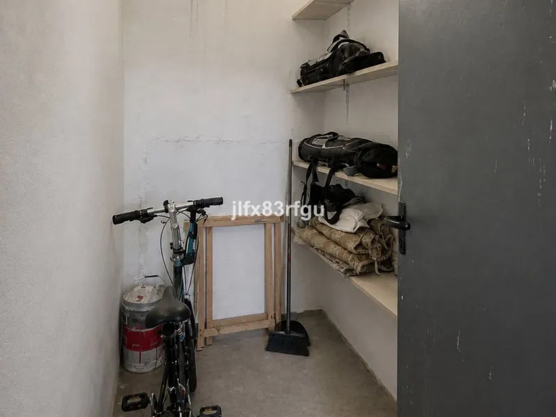 This renovated frontline-golf apartment in La Siesta de Mijas Golf offers a practical layout and a comfortable setting with direct views over the course. Renovated for €50,000  and sold fully furnished, it is ready to use immediately - either as a home or