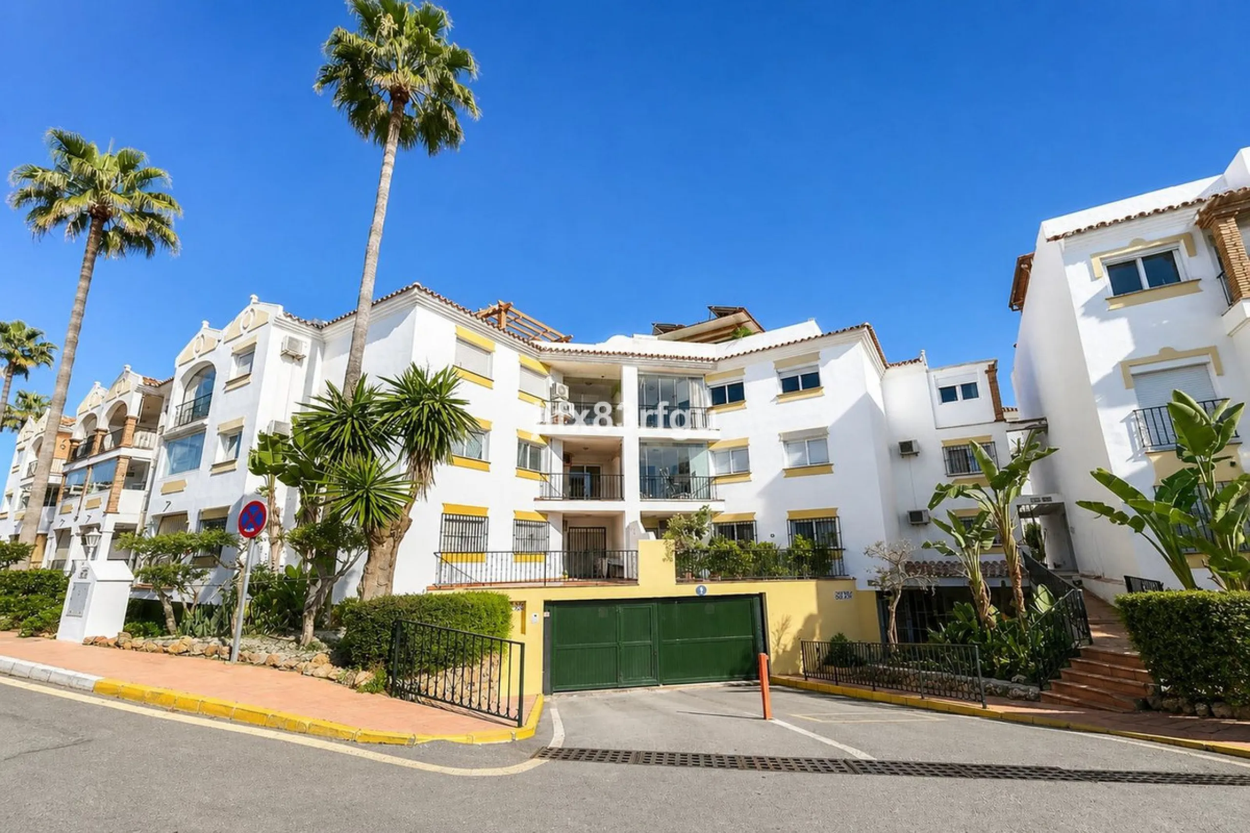 This renovated frontline-golf apartment in La Siesta de Mijas Golf offers a practical layout and a comfortable setting with direct views over the course. Renovated for €50,000  and sold fully furnished, it is ready to use immediately - either as a home or