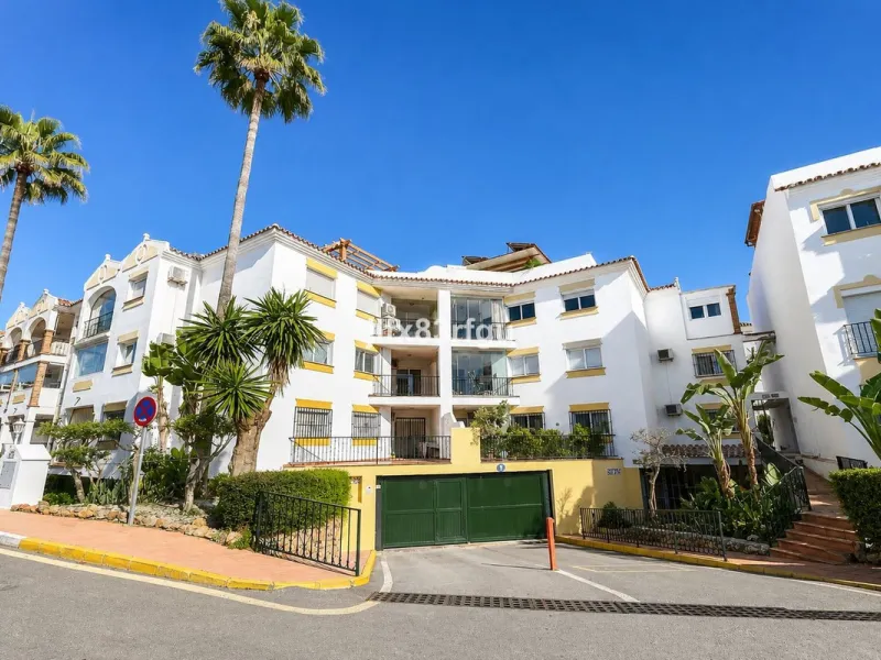 This renovated frontline-golf apartment in La Siesta de Mijas Golf offers a practical layout and a comfortable setting with direct views over the course. Renovated for €50,000  and sold fully furnished, it is ready to use immediately - either as a home or
