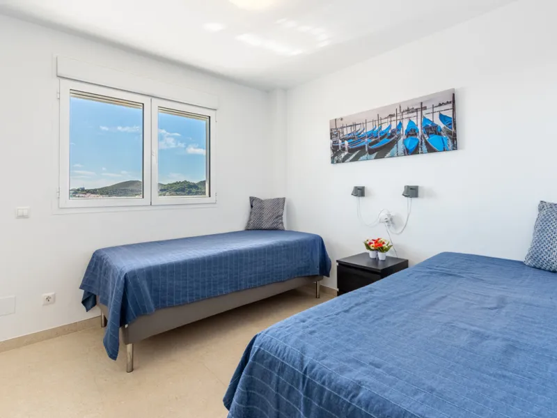 Looking for a 3-bedroom apartment in the centre of Fuengirola?
