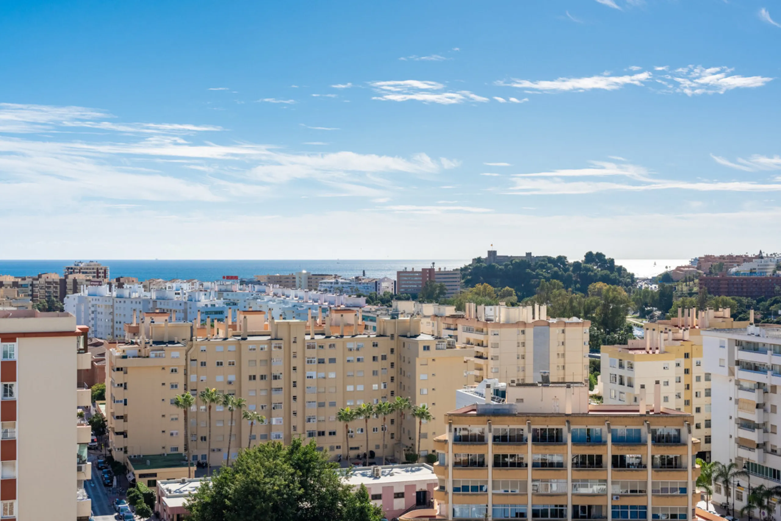 Looking for a 3-bedroom apartment in the centre of Fuengirola?