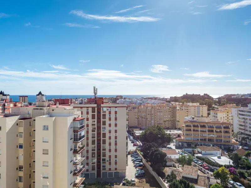 Looking for a 3-bedroom apartment in the centre of Fuengirola?