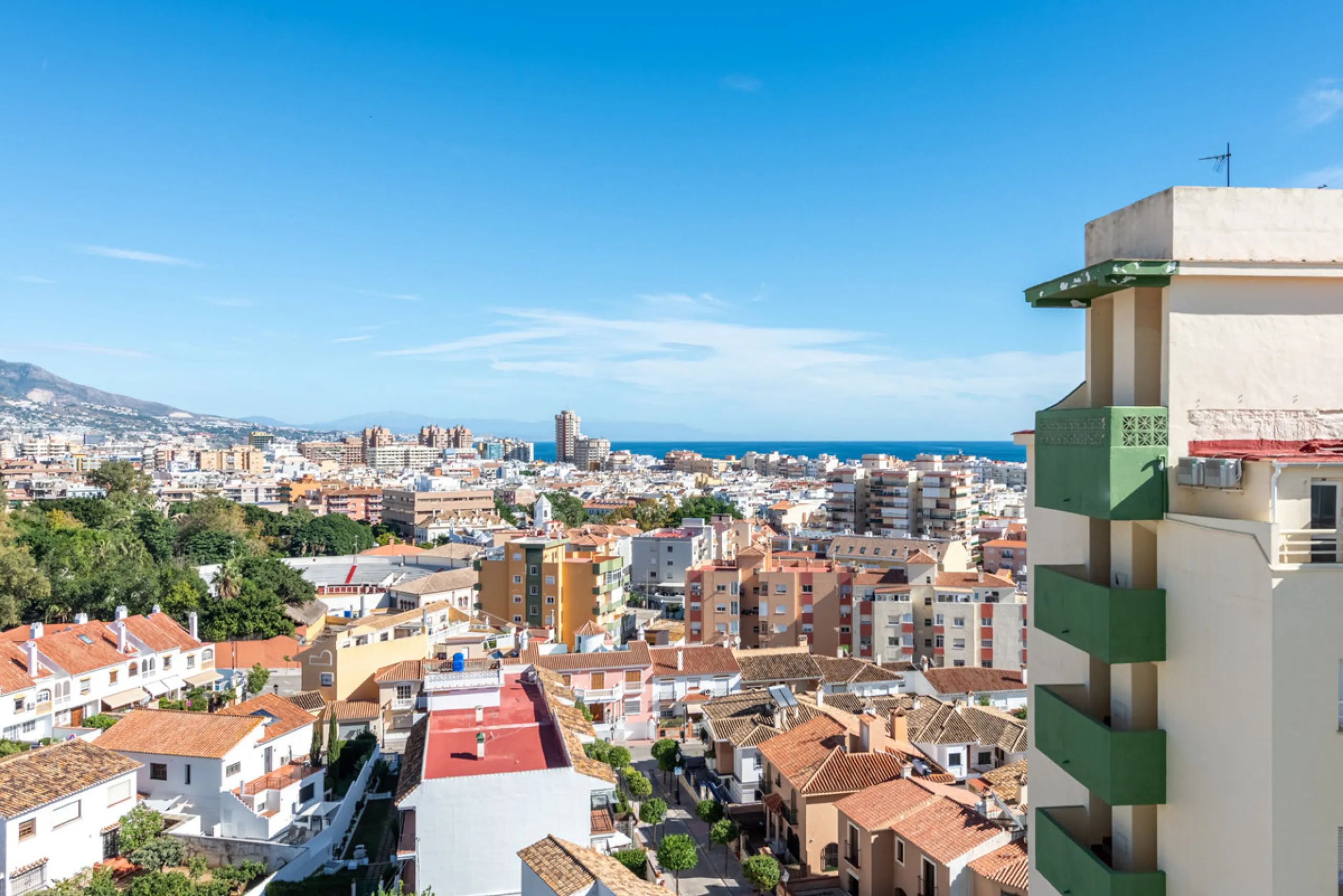Looking for a 3-bedroom apartment in the centre of Fuengirola?
