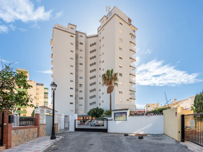 Looking for a 3-bedroom apartment in the centre of Fuengirola?