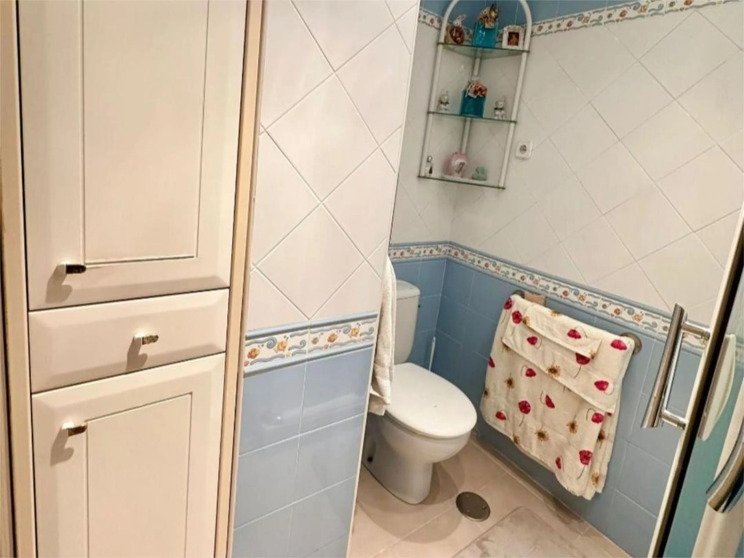 Apartment - Middle Floor Apartment в продаже в Torremolinos, Málaga. В доме 4 спален и 2 ванных комнат. Площадь дома 122 м²