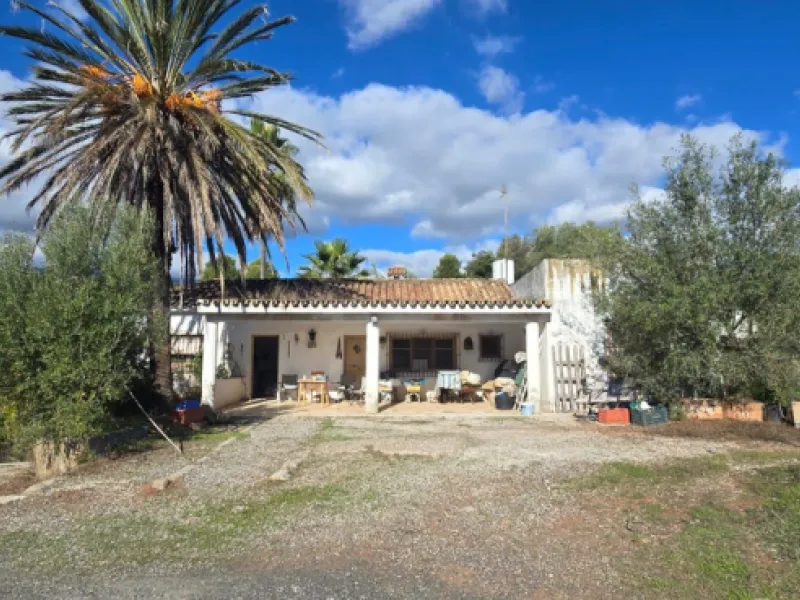 Charming Finca / Cortijo on a Rare 18,000 m² Flat Green Plot – El Velerín, Estepona