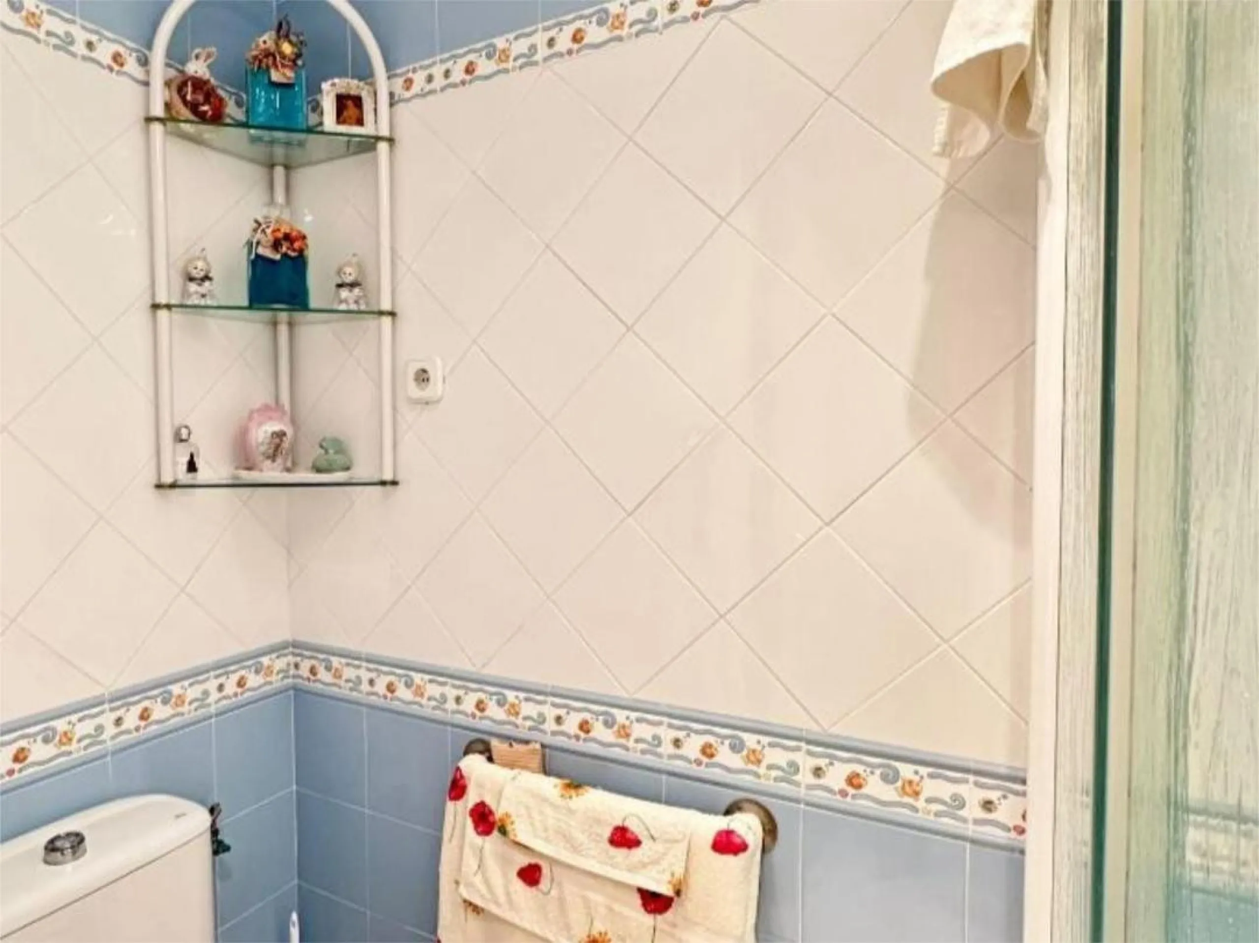 Apartment - Middle Floor Apartment в продаже в Torremolinos, Málaga. В доме 4 спален и 2 ванных комнат. Площадь дома 122 м²