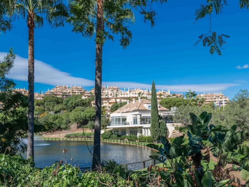 Apartment - Ground Floor Apartment в продаже в Marbella, Málaga. В доме 2 спален и 2 ванных комнат. Площадь дома 98 м²