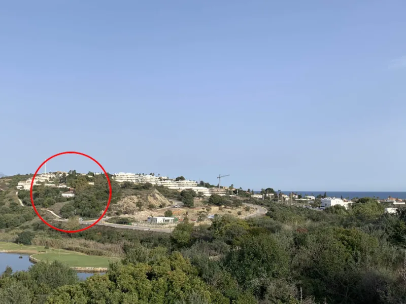 Discover an exceptional investment opportunity in a tranquil, consolidated residential area of Estepona. This prime plot of land, with a total area of 2,559 square meters and a buildable area of 615 square meters, is perfectly suited for a variety of deve