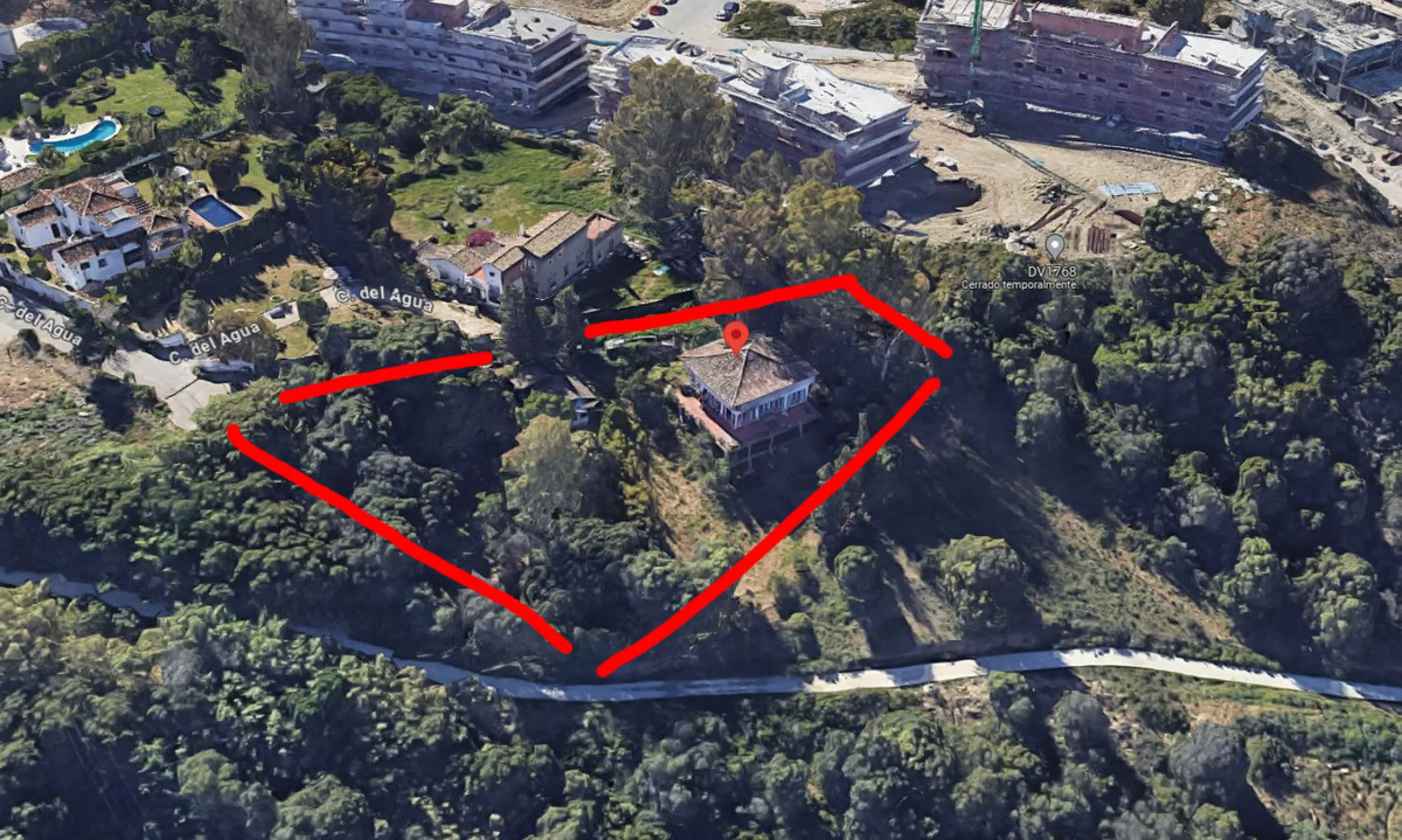 Discover an exceptional investment opportunity in a tranquil, consolidated residential area of Estepona. This prime plot of land, with a total area of 2,559 square meters and a buildable area of 615 square meters, is perfectly suited for a variety of deve