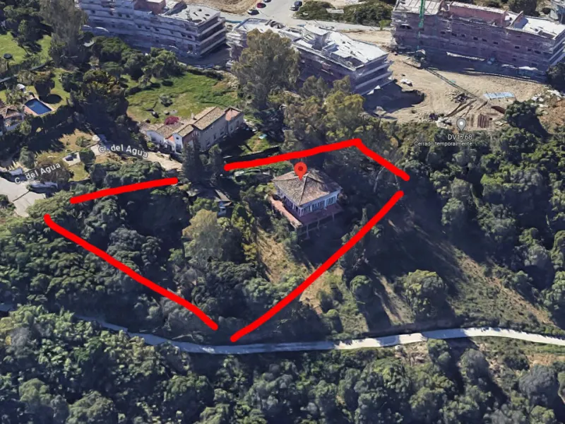 Discover an exceptional investment opportunity in a tranquil, consolidated residential area of Estepona. This prime plot of land, with a total area of 2,559 square meters and a buildable area of 615 square meters, is perfectly suited for a variety of deve