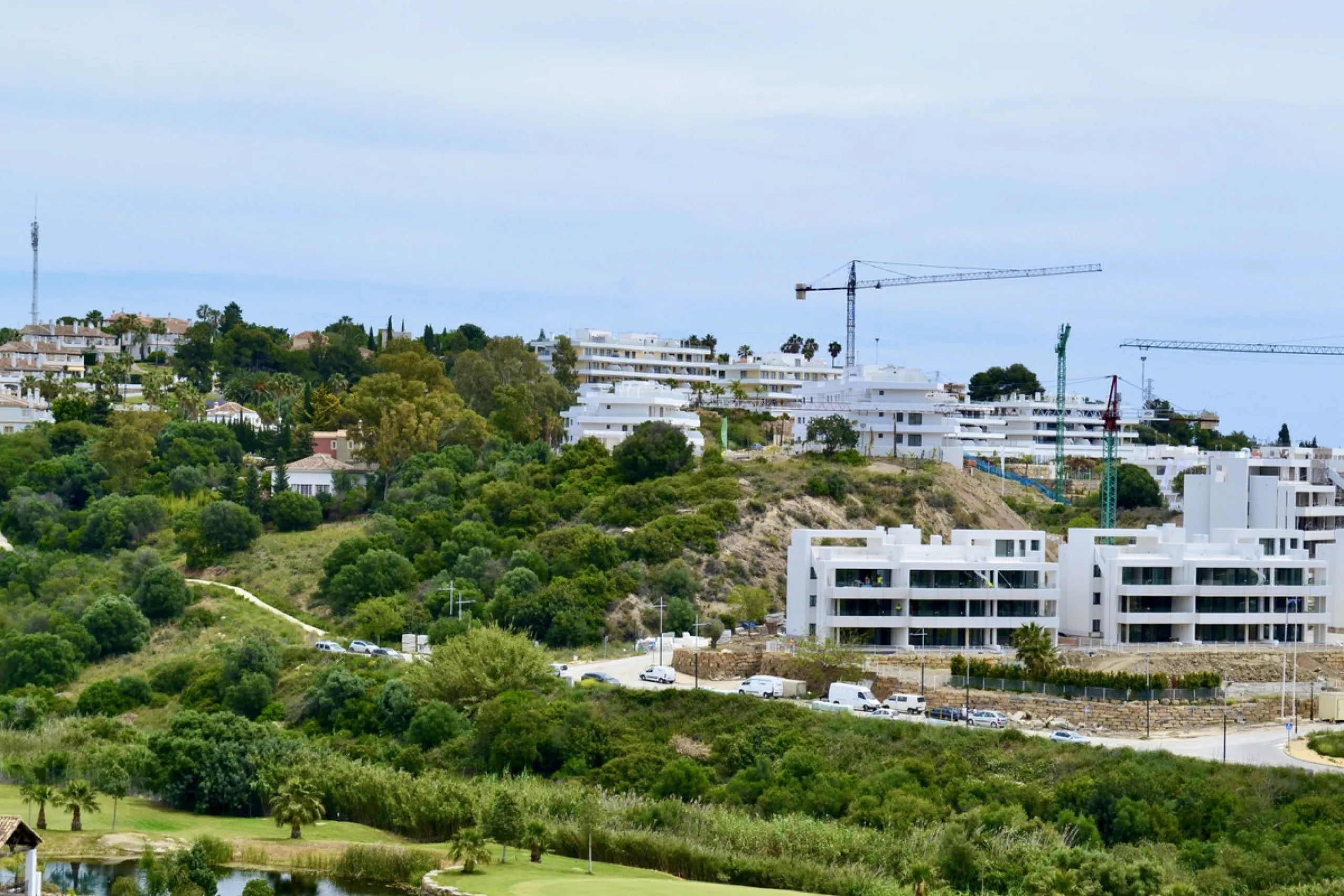 Discover an exceptional investment opportunity in a tranquil, consolidated residential area of Estepona. This prime plot of land, with a total area of 2,559 square meters and a buildable area of 615 square meters, is perfectly suited for a variety of deve