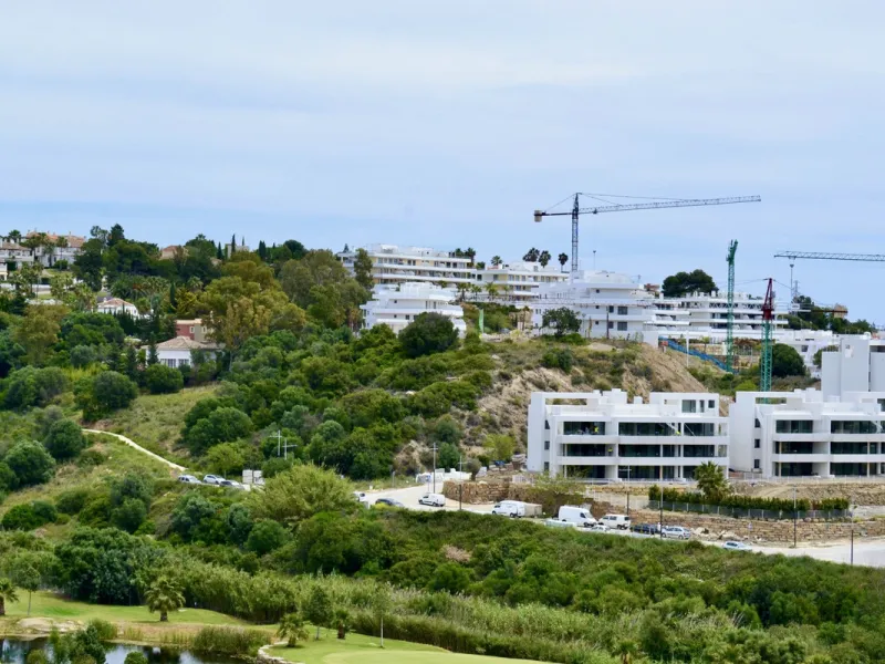 Discover an exceptional investment opportunity in a tranquil, consolidated residential area of Estepona. This prime plot of land, with a total area of 2,559 square meters and a buildable area of 615 square meters, is perfectly suited for a variety of deve