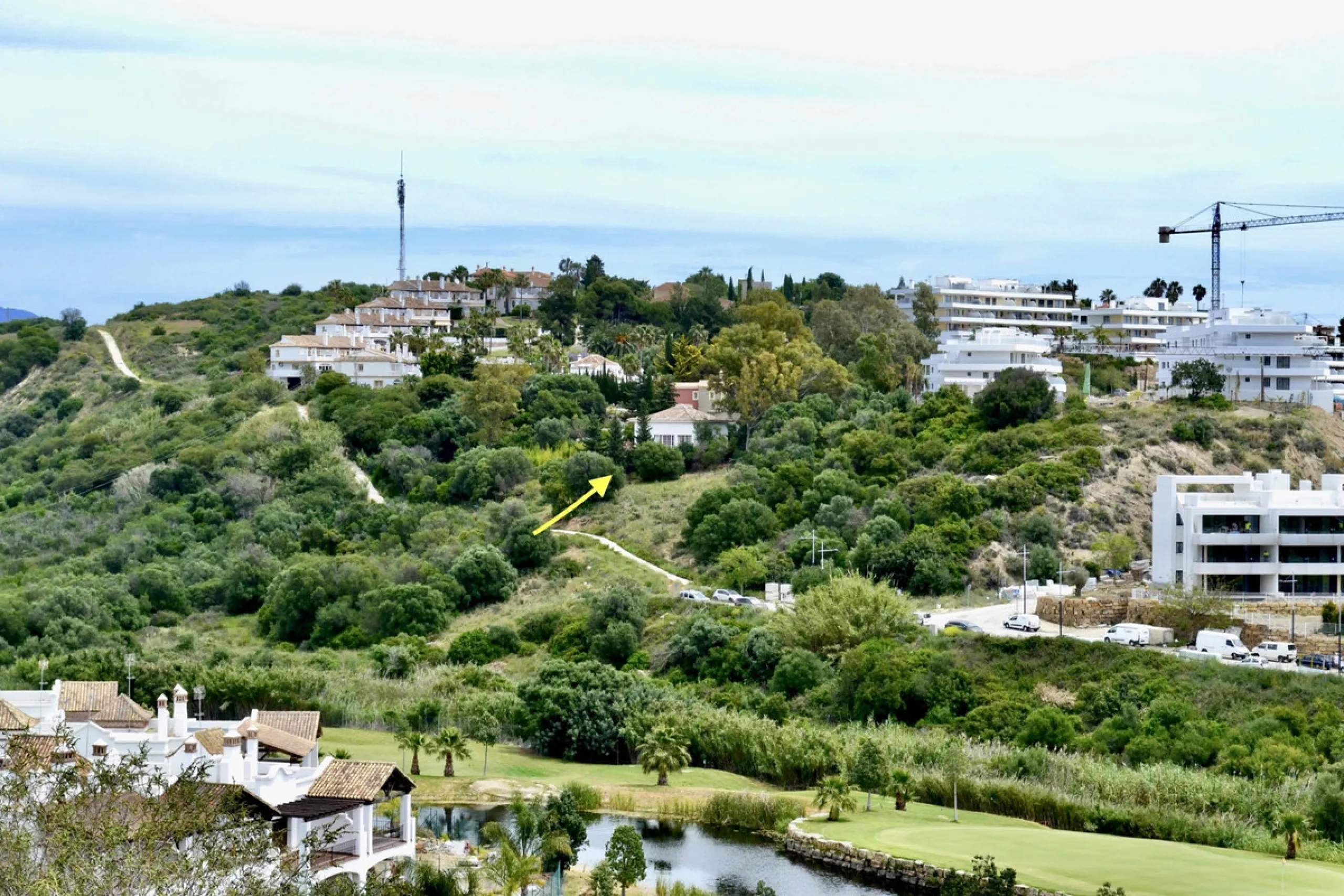 Discover an exceptional investment opportunity in a tranquil, consolidated residential area of Estepona. This prime plot of land, with a total area of 2,559 square meters and a buildable area of 615 square meters, is perfectly suited for a variety of deve