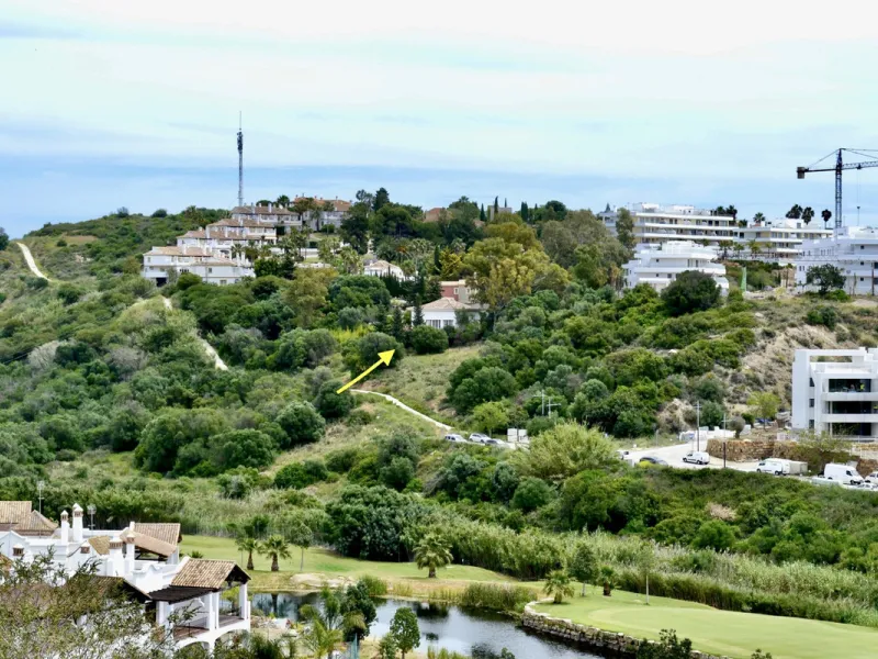 Discover an exceptional investment opportunity in a tranquil, consolidated residential area of Estepona. This prime plot of land, with a total area of 2,559 square meters and a buildable area of 615 square meters, is perfectly suited for a variety of deve