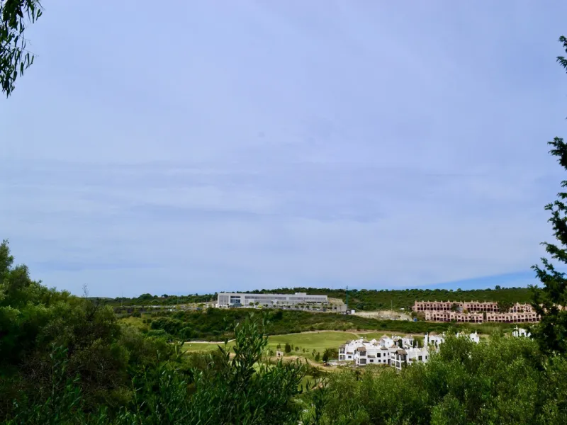 Discover an exceptional investment opportunity in a tranquil, consolidated residential area of Estepona. This prime plot of land, with a total area of 2,559 square meters and a buildable area of 615 square meters, is perfectly suited for a variety of deve