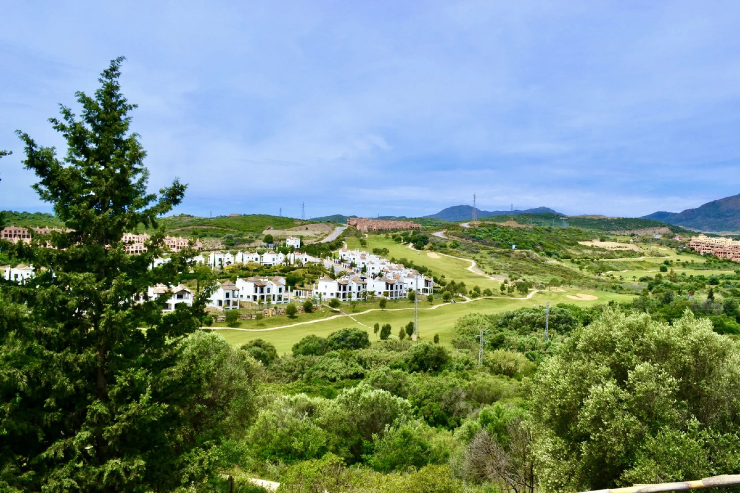 Discover an exceptional investment opportunity in a tranquil, consolidated residential area of Estepona. This prime plot of land, with a total area of 2,559 square meters and a buildable area of 615 square meters, is perfectly suited for a variety of deve
