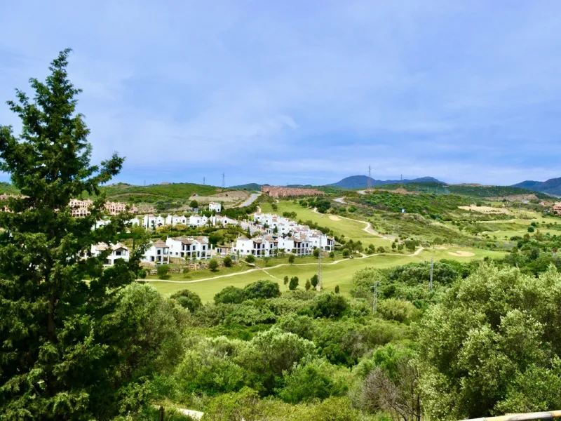 Discover an exceptional investment opportunity in a tranquil, consolidated residential area of Estepona. This prime plot of land, with a total area of 2,559 square meters and a buildable area of 615 square meters, is perfectly suited for a variety of deve