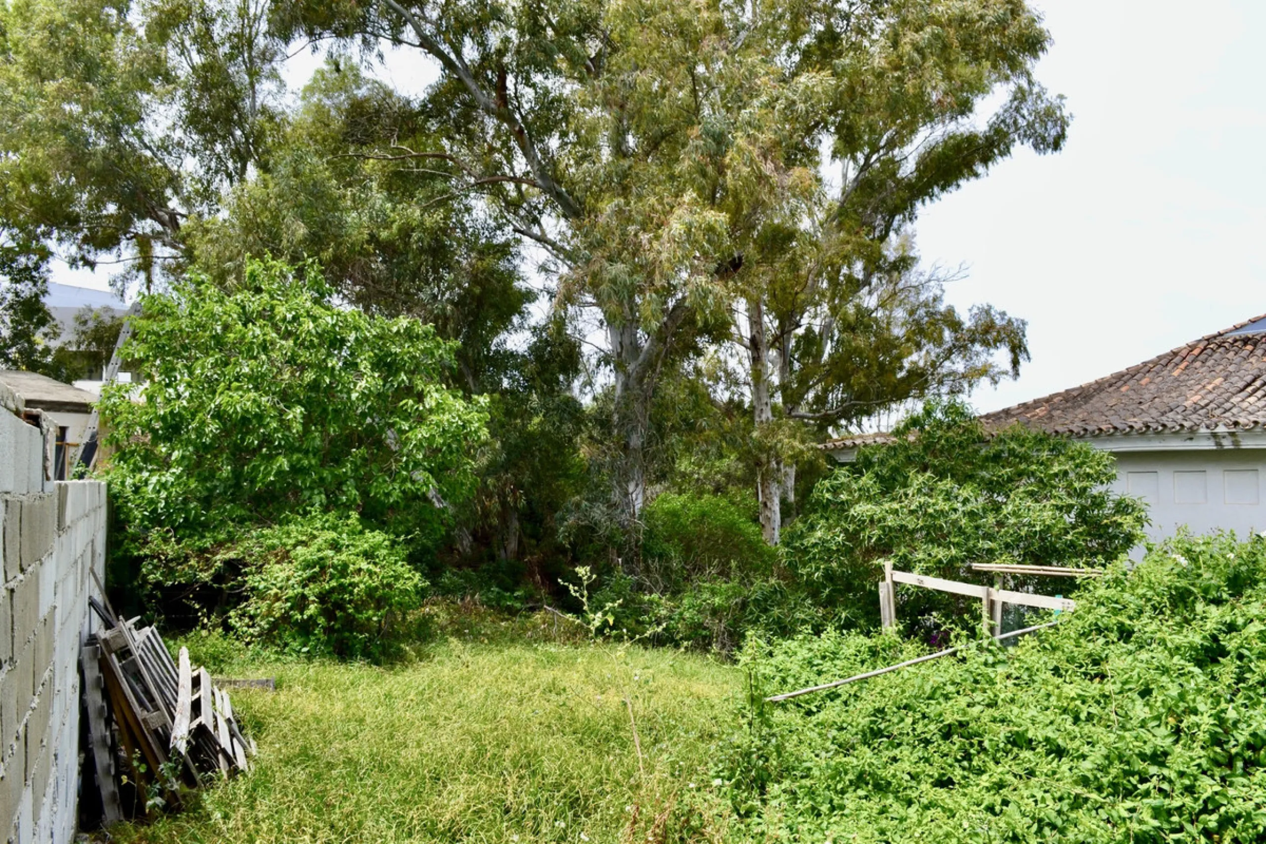Discover an exceptional investment opportunity in a tranquil, consolidated residential area of Estepona. This prime plot of land, with a total area of 2,559 square meters and a buildable area of 615 square meters, is perfectly suited for a variety of deve