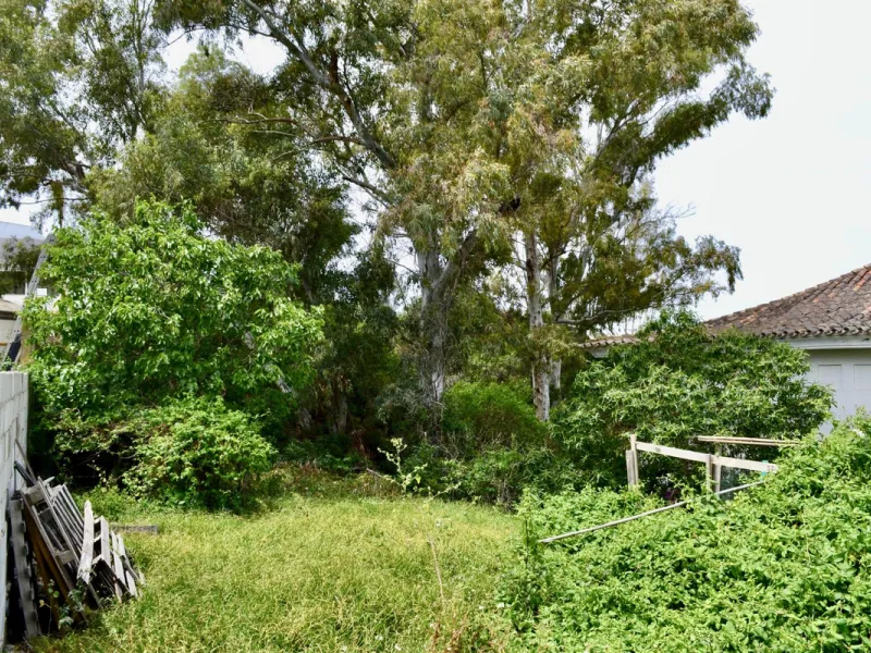 Discover an exceptional investment opportunity in a tranquil, consolidated residential area of Estepona. This prime plot of land, with a total area of 2,559 square meters and a buildable area of 615 square meters, is perfectly suited for a variety of deve