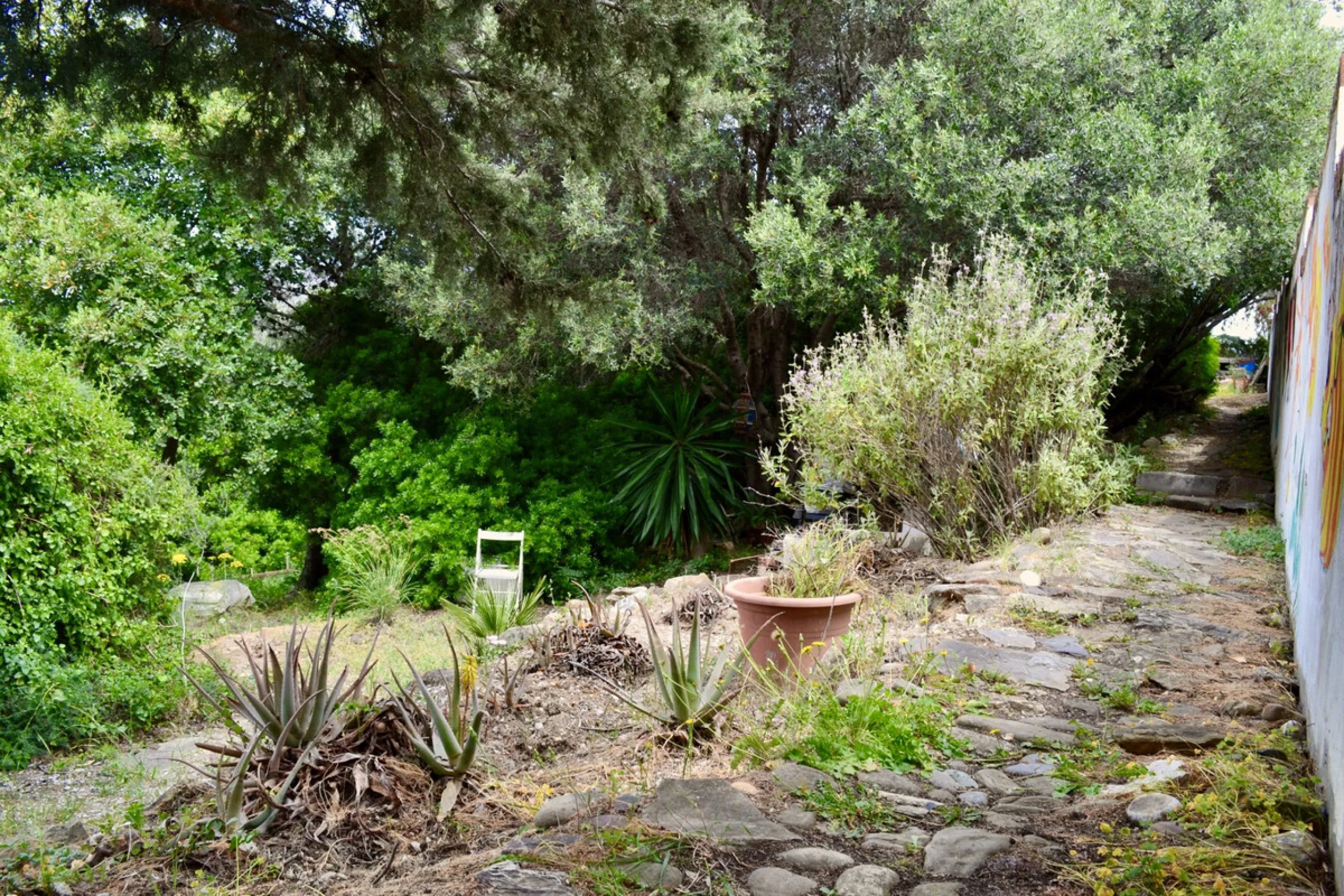 Discover an exceptional investment opportunity in a tranquil, consolidated residential area of Estepona. This prime plot of land, with a total area of 2,559 square meters and a buildable area of 615 square meters, is perfectly suited for a variety of deve