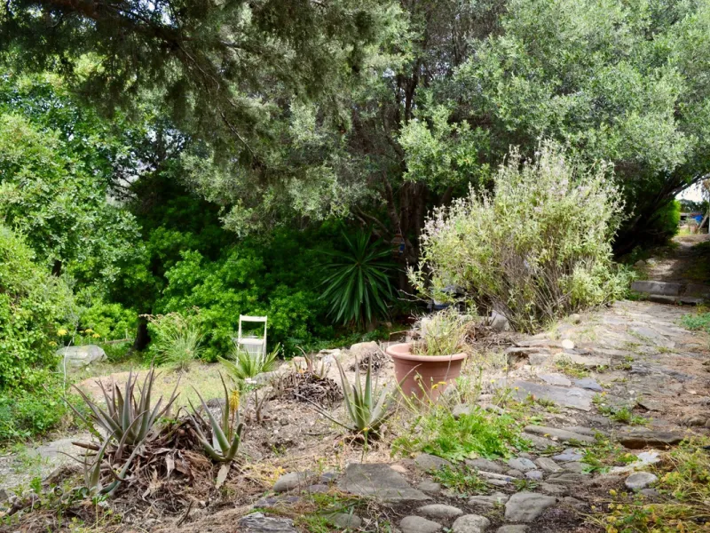 Discover an exceptional investment opportunity in a tranquil, consolidated residential area of Estepona. This prime plot of land, with a total area of 2,559 square meters and a buildable area of 615 square meters, is perfectly suited for a variety of deve