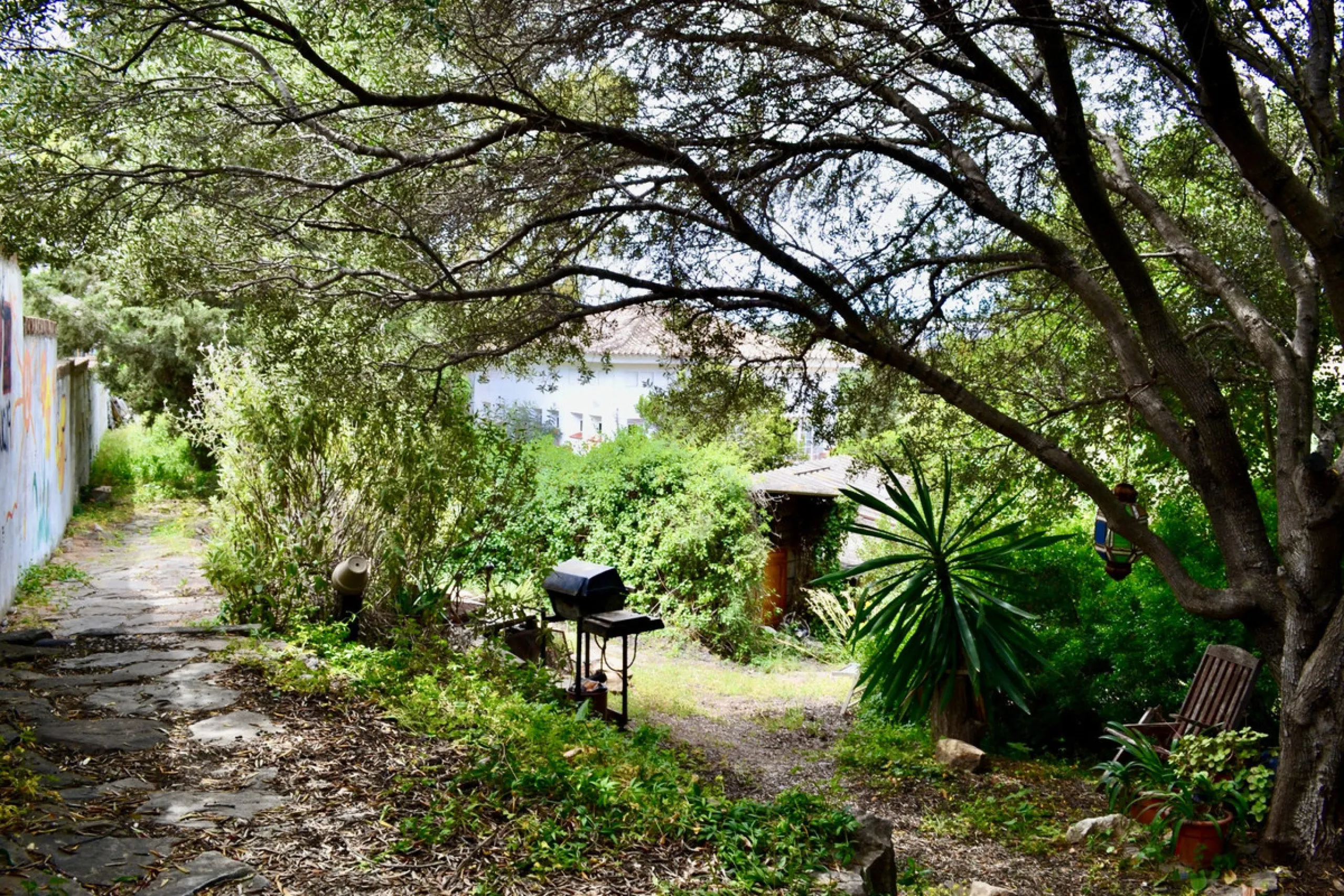 Discover an exceptional investment opportunity in a tranquil, consolidated residential area of Estepona. This prime plot of land, with a total area of 2,559 square meters and a buildable area of 615 square meters, is perfectly suited for a variety of deve