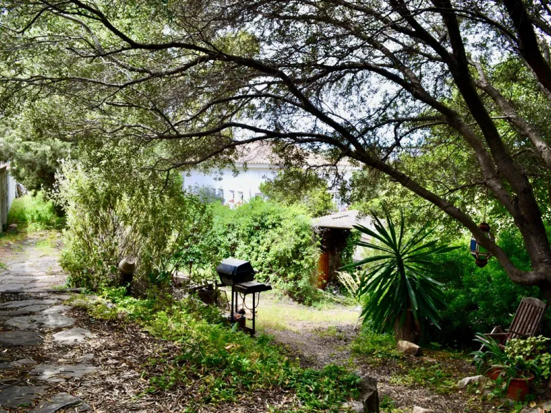Discover an exceptional investment opportunity in a tranquil, consolidated residential area of Estepona. This prime plot of land, with a total area of 2,559 square meters and a buildable area of 615 square meters, is perfectly suited for a variety of deve