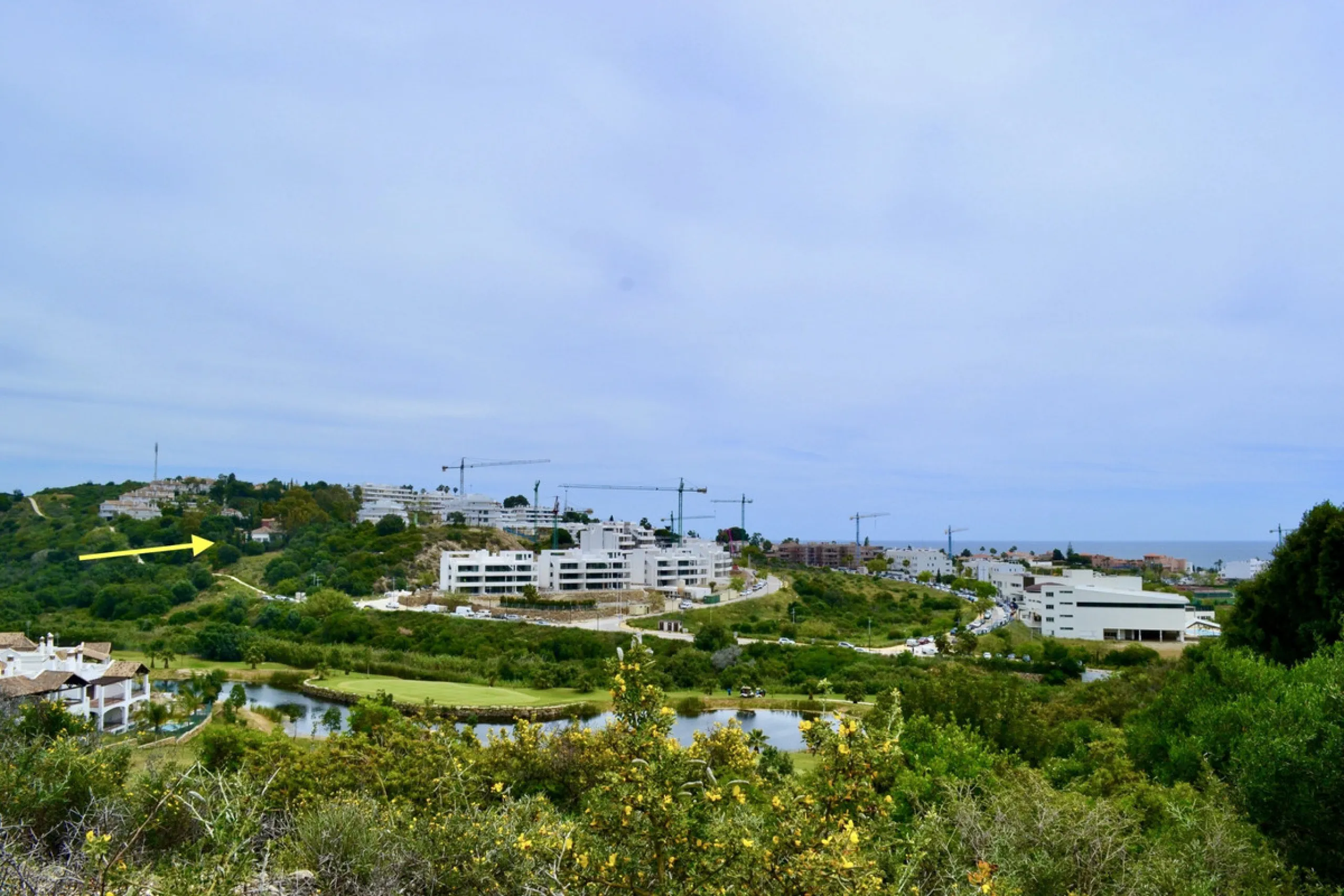 Discover an exceptional investment opportunity in a tranquil, consolidated residential area of Estepona. This prime plot of land, with a total area of 2,559 square meters and a buildable area of 615 square meters, is perfectly suited for a variety of deve