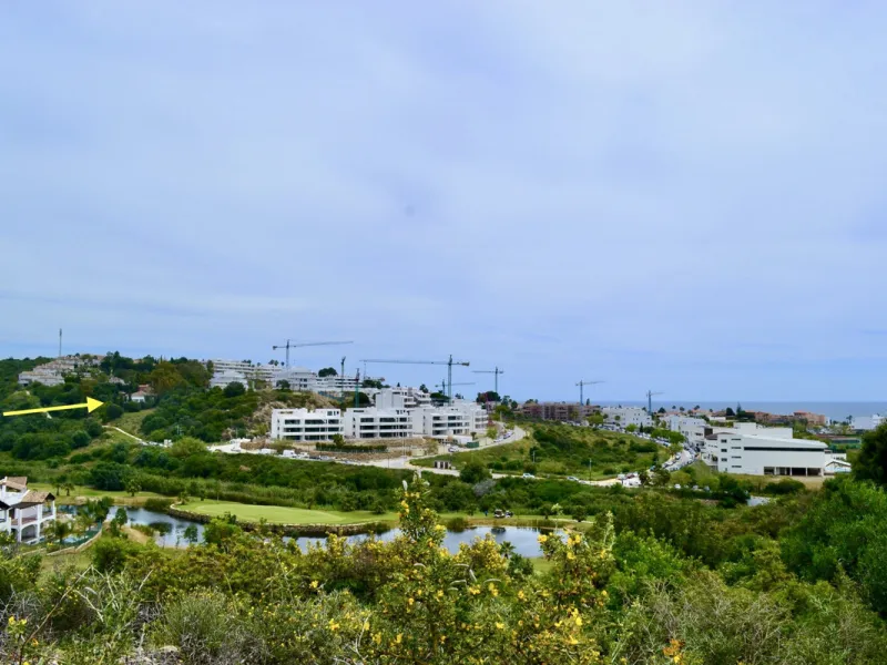 Discover an exceptional investment opportunity in a tranquil, consolidated residential area of Estepona. This prime plot of land, with a total area of 2,559 square meters and a buildable area of 615 square meters, is perfectly suited for a variety of deve