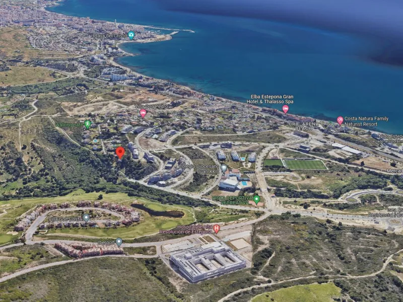 Discover an exceptional investment opportunity in a tranquil, consolidated residential area of Estepona. This prime plot of land, with a total area of 2,559 square meters and a buildable area of 615 square meters, is perfectly suited for a variety of deve