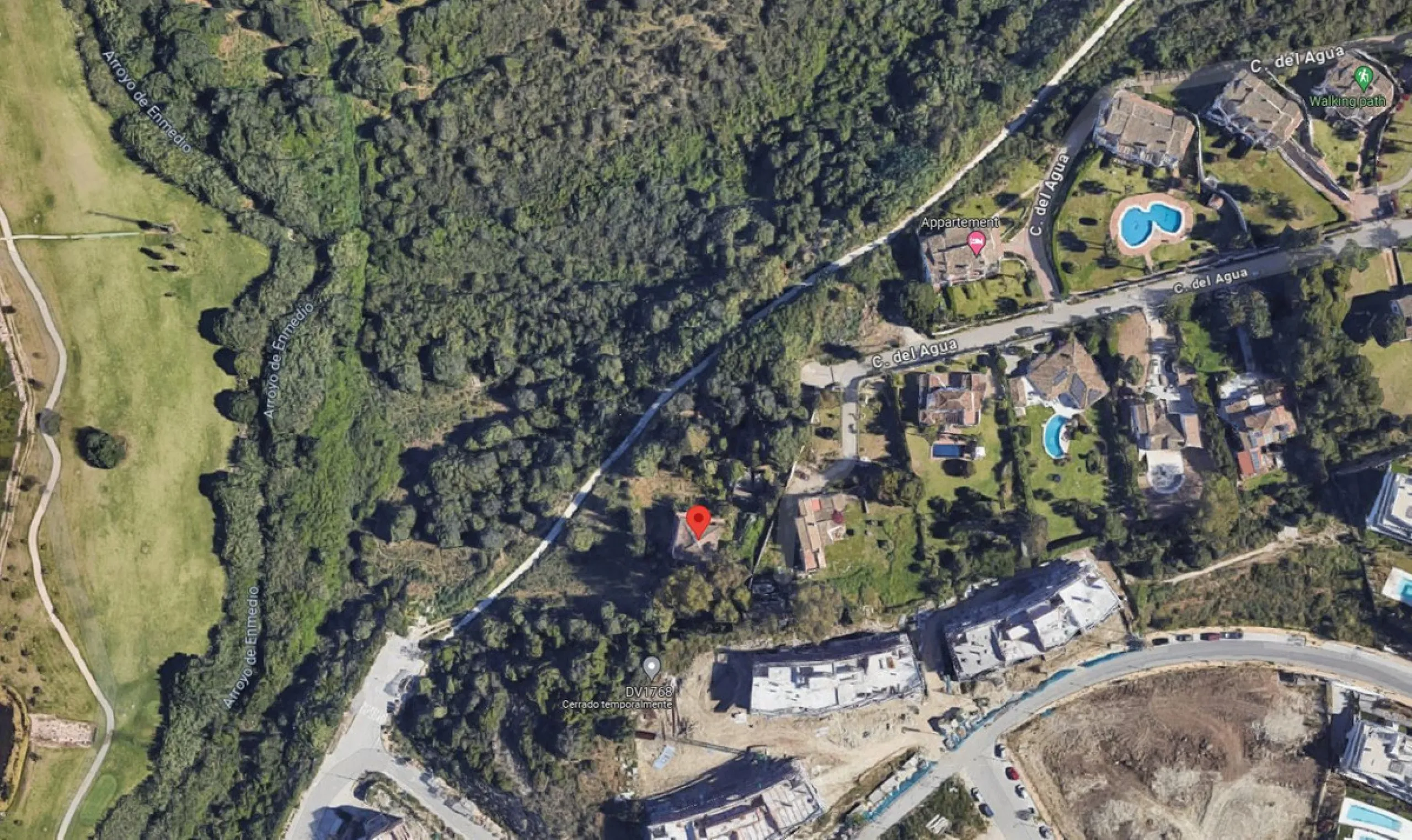 Discover an exceptional investment opportunity in a tranquil, consolidated residential area of Estepona. This prime plot of land, with a total area of 2,559 square meters and a buildable area of 615 square meters, is perfectly suited for a variety of deve