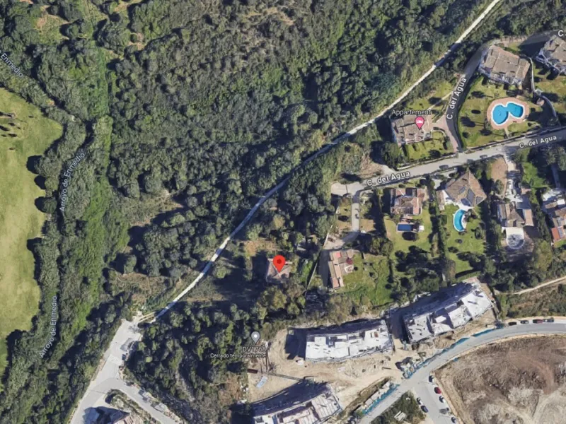 Discover an exceptional investment opportunity in a tranquil, consolidated residential area of Estepona. This prime plot of land, with a total area of 2,559 square meters and a buildable area of 615 square meters, is perfectly suited for a variety of deve