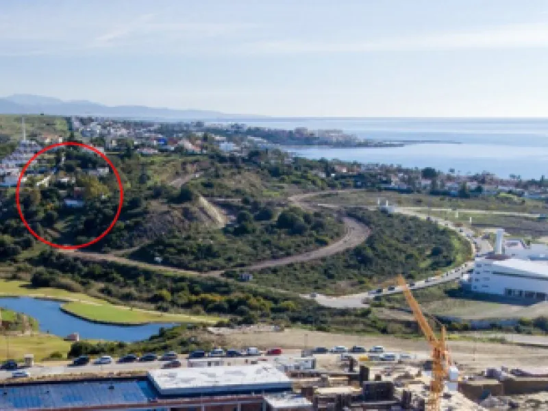 Discover an exceptional investment opportunity in a tranquil, consolidated residential area of Estepona. This prime plot of land, with a total area of 2,559 square meters and a buildable area of 615 square meters, is perfectly suited for a variety of deve