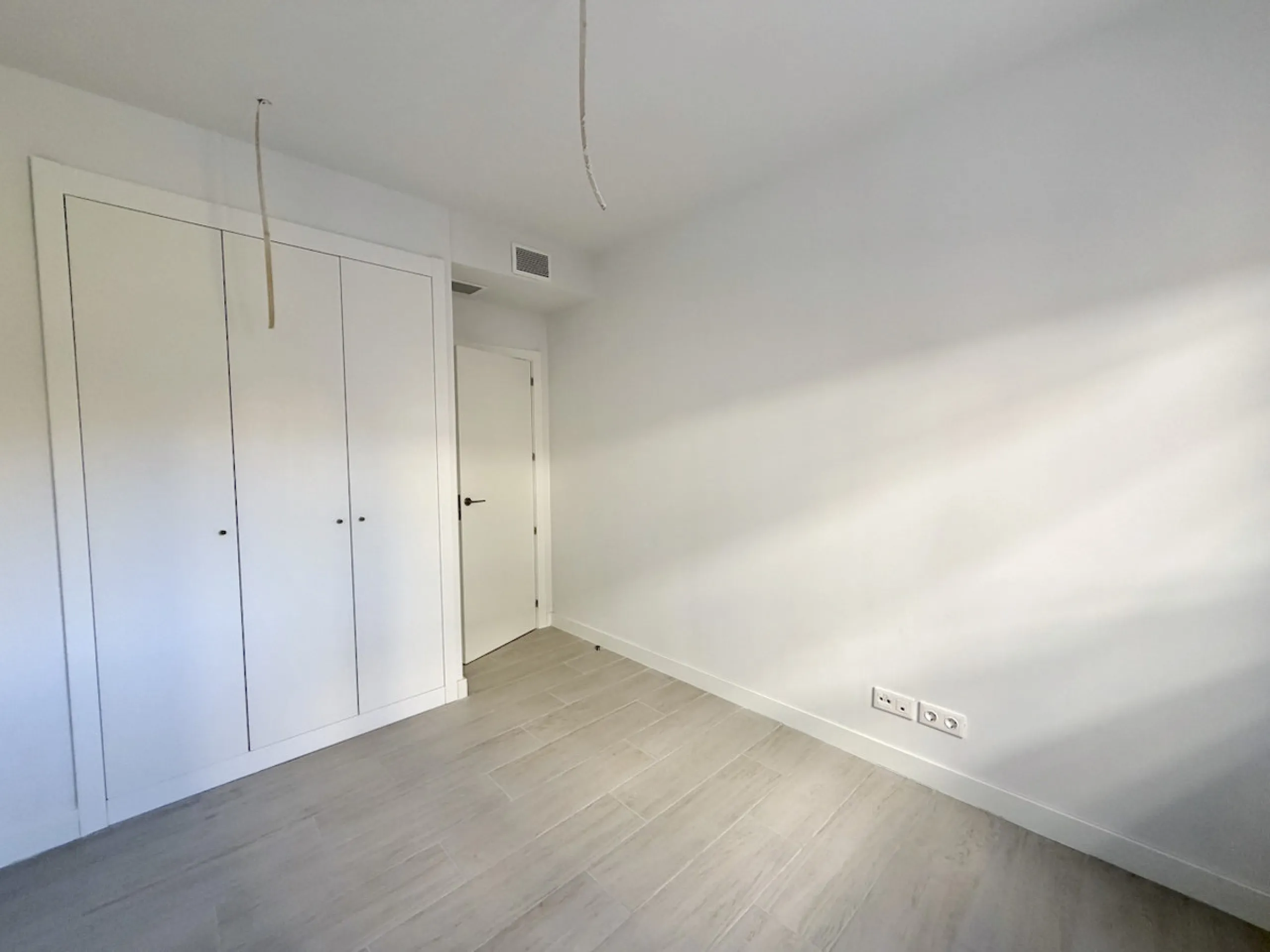 Nestled in the picturesque town of Estepona, Malaga, this newly built three-bedroom apartment offers a harmonious blend of modern design and convenience. Exclusively available through sole agency, this property is a prime example of contemporary living, b