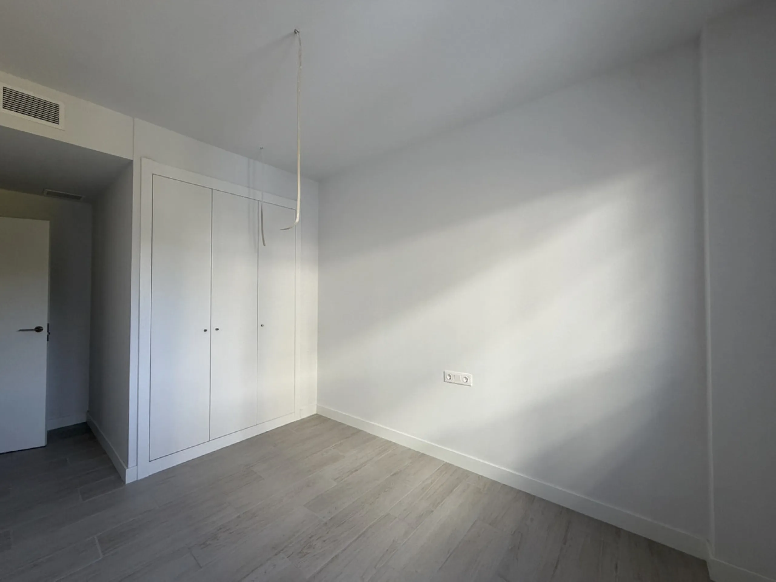 Nestled in the picturesque town of Estepona, Malaga, this newly built three-bedroom apartment offers a harmonious blend of modern design and convenience. Exclusively available through sole agency, this property is a prime example of contemporary living, b