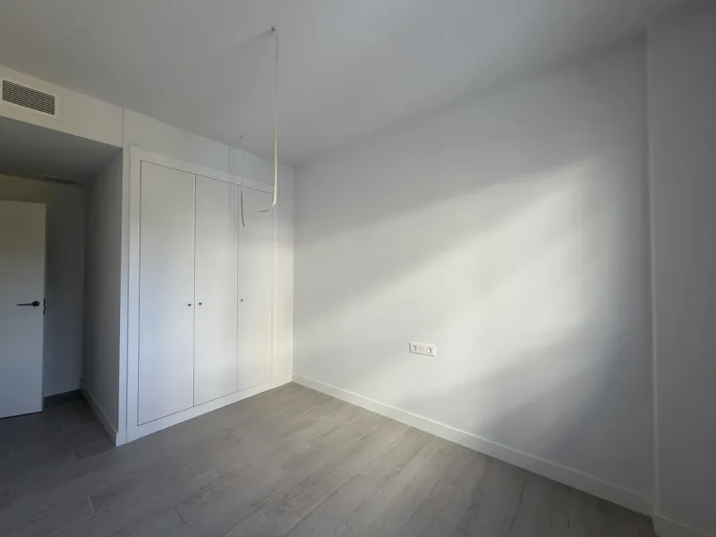 Nestled in the picturesque town of Estepona, Malaga, this newly built three-bedroom apartment offers a harmonious blend of modern design and convenience. Exclusively available through sole agency, this property is a prime example of contemporary living, b