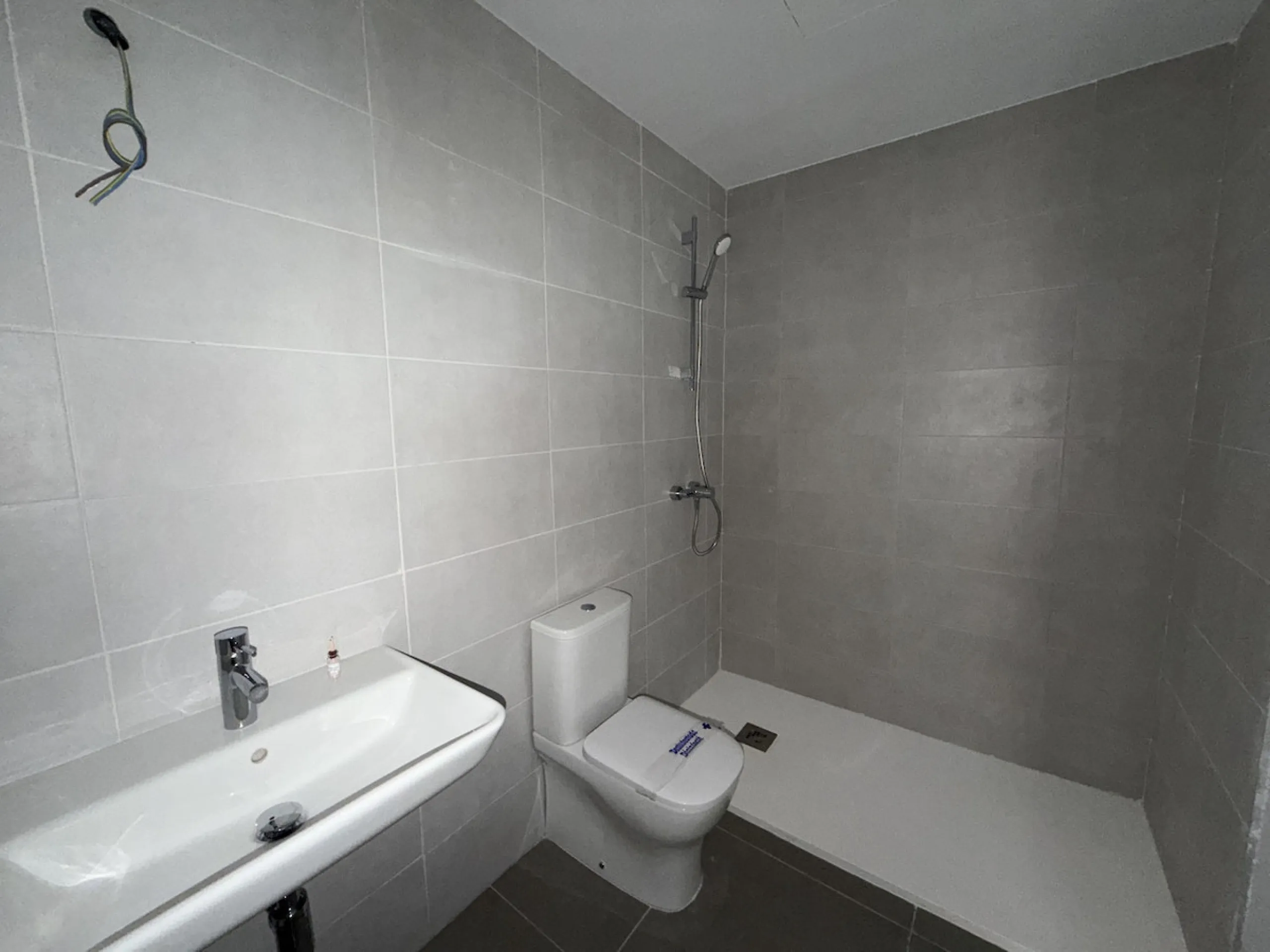 Nestled in the picturesque town of Estepona, Malaga, this newly built three-bedroom apartment offers a harmonious blend of modern design and convenience. Exclusively available through sole agency, this property is a prime example of contemporary living, b
