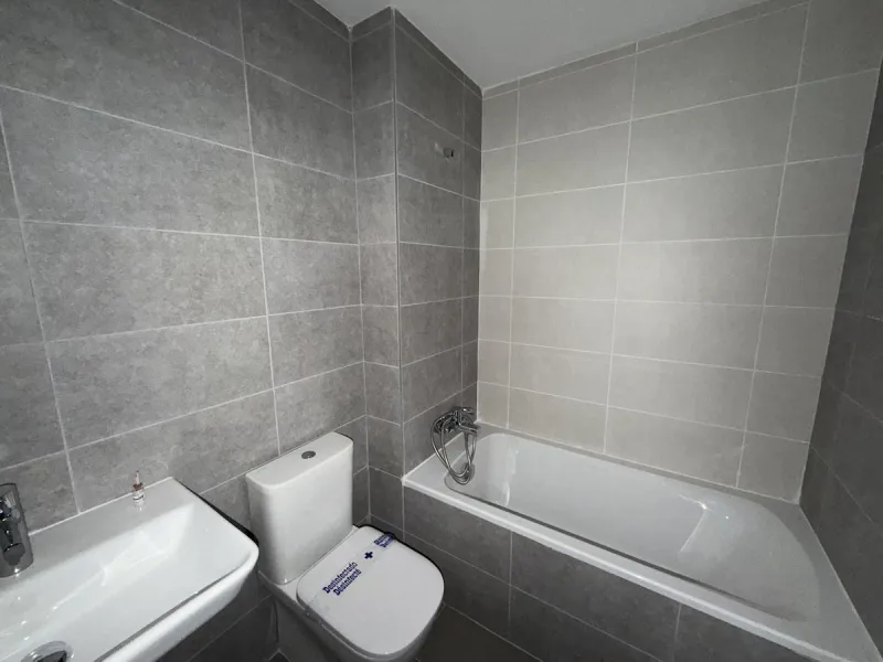 Nestled in the picturesque town of Estepona, Malaga, this newly built three-bedroom apartment offers a harmonious blend of modern design and convenience. Exclusively available through sole agency, this property is a prime example of contemporary living, b