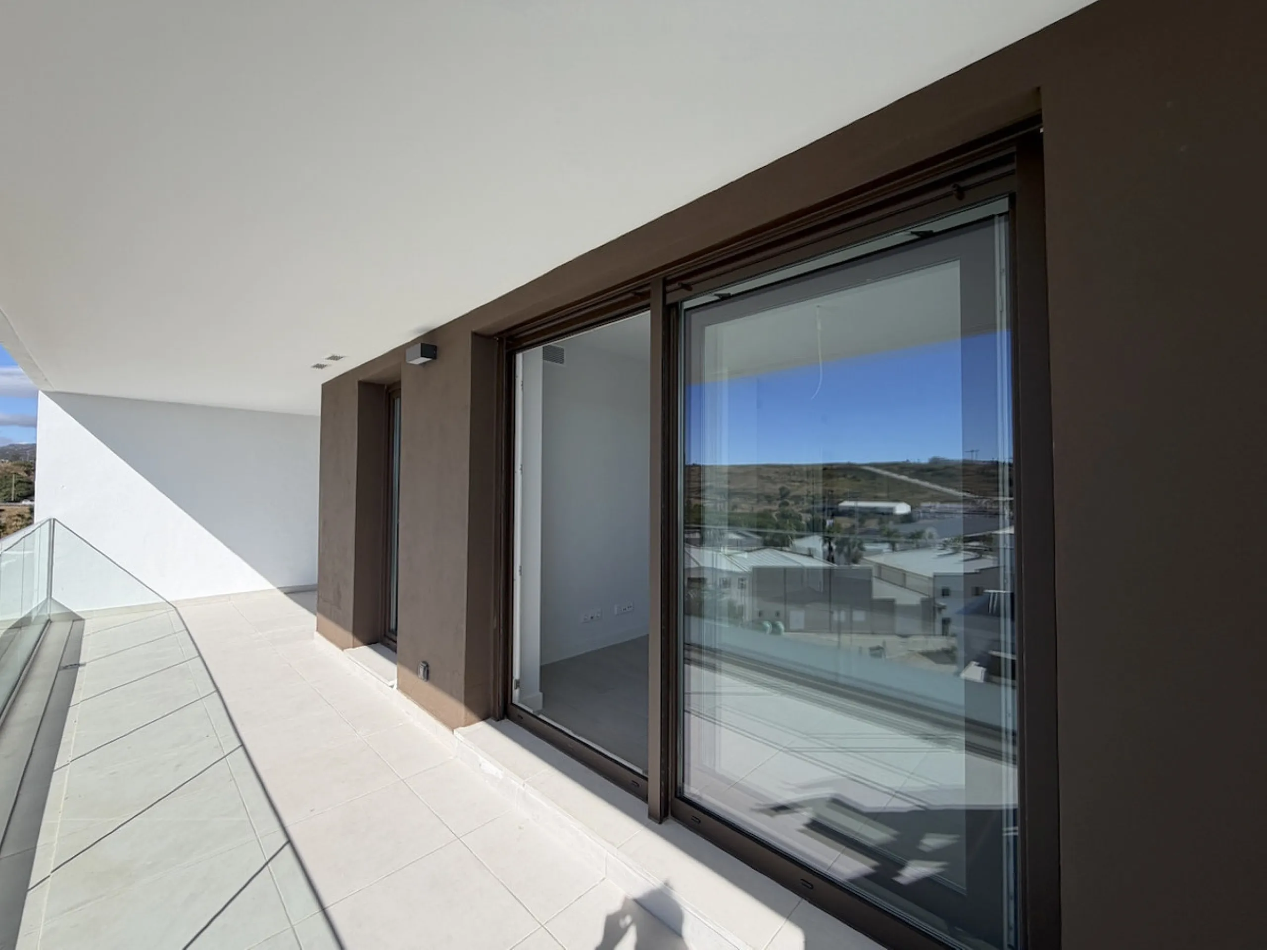Nestled in the picturesque town of Estepona, Malaga, this newly built three-bedroom apartment offers a harmonious blend of modern design and convenience. Exclusively available through sole agency, this property is a prime example of contemporary living, b