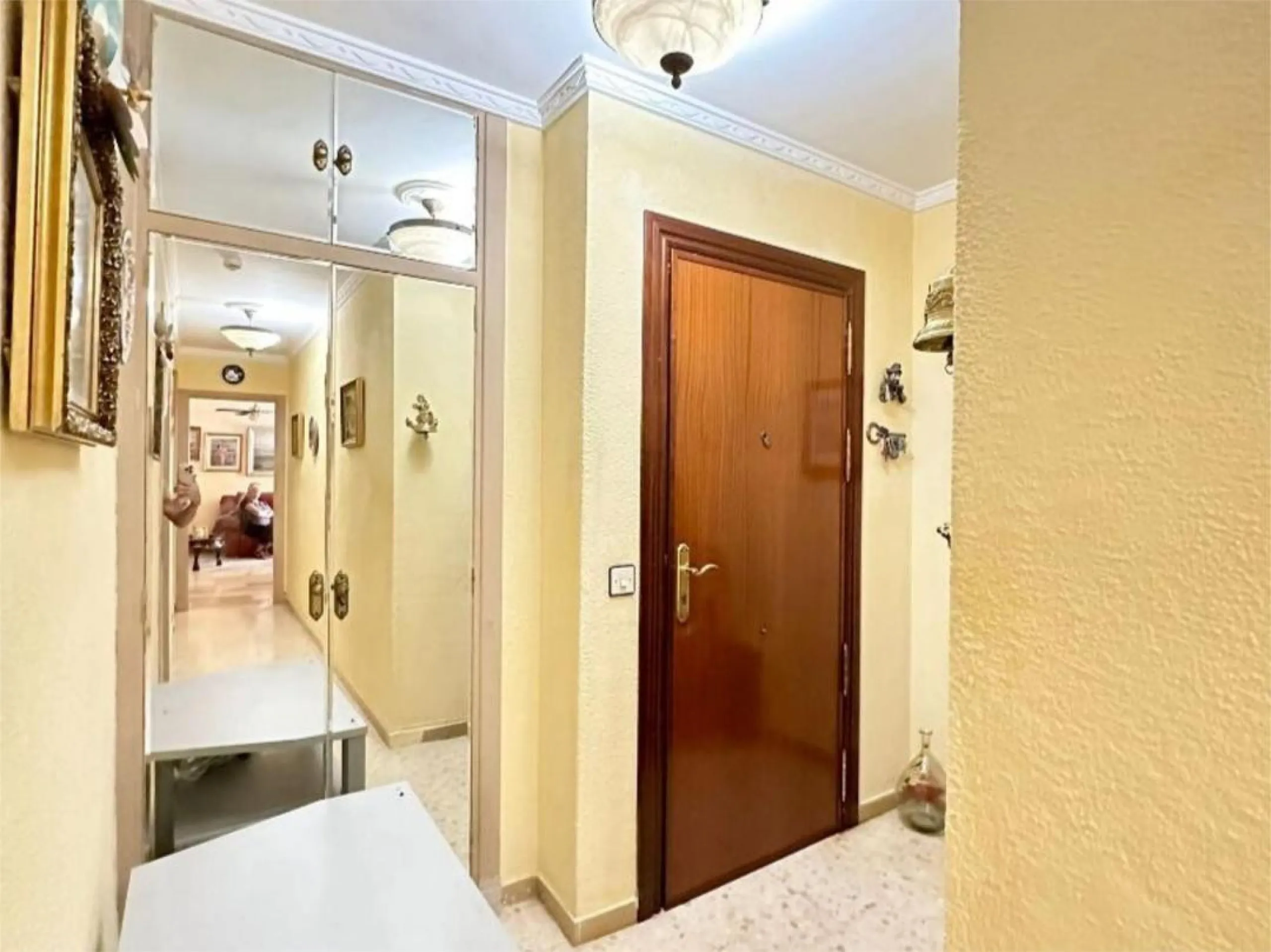 Apartment - Middle Floor Apartment в продаже в Torremolinos, Málaga. В доме 4 спален и 2 ванных комнат. Площадь дома 122 м²