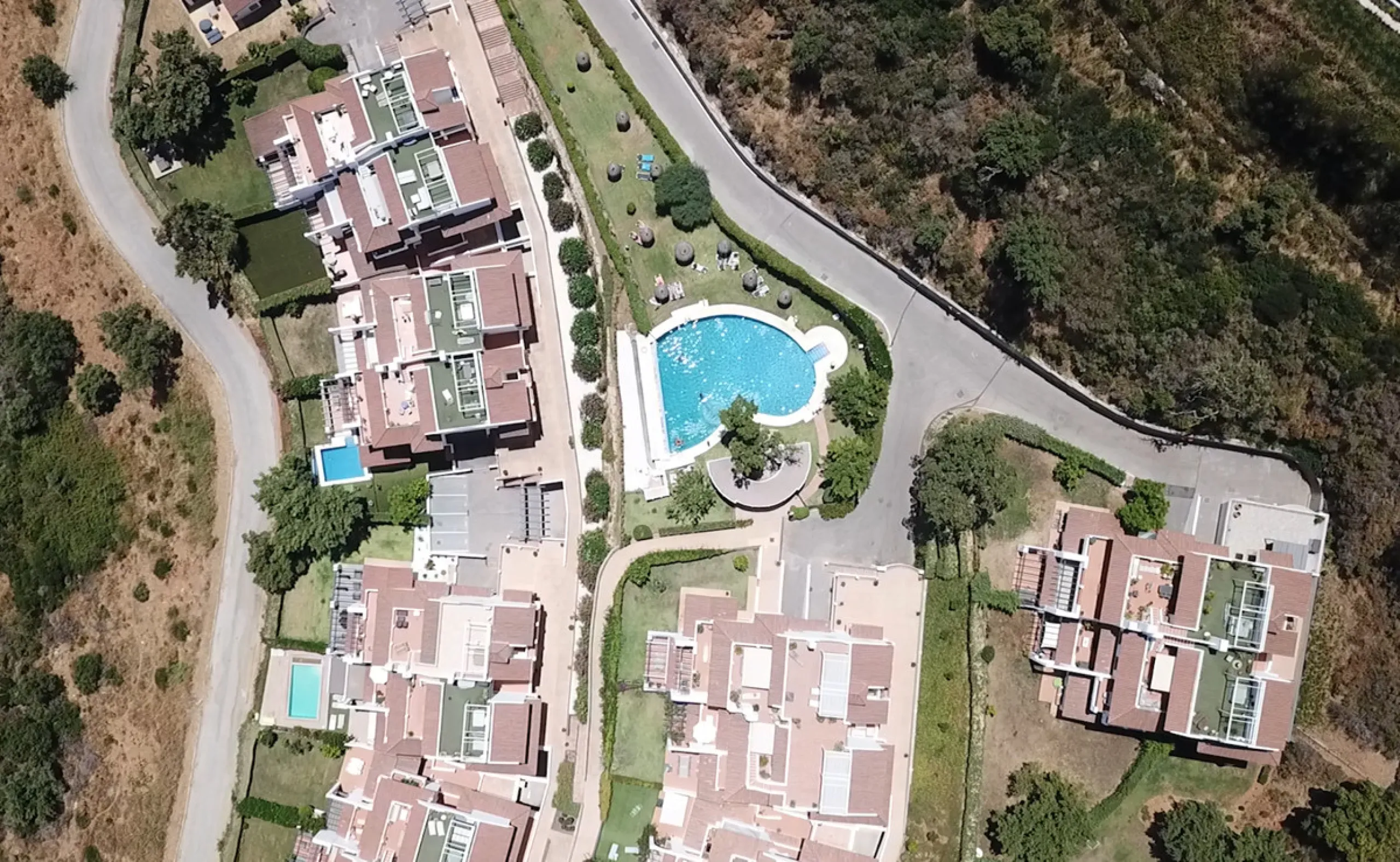 This elegant three-bedroom apartment with 2 private parkings is situated in the sought-after area of La Mairena, Marbella East, offering a harmonious blend of comfort, style, and convenience. The property boasts a generous built area of 148m² complemented