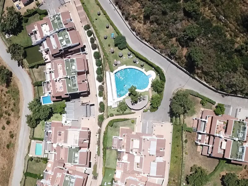 This elegant three-bedroom apartment with 2 private parkings is situated in the sought-after area of La Mairena, Marbella East, offering a harmonious blend of comfort, style, and convenience. The property boasts a generous built area of 148m² complemented