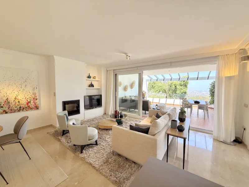 This elegant three-bedroom apartment with 2 private parkings is situated in the sought-after area of La Mairena, Marbella East, offering a harmonious blend of comfort, style, and convenience. The property boasts a generous built area of 148m² complemented