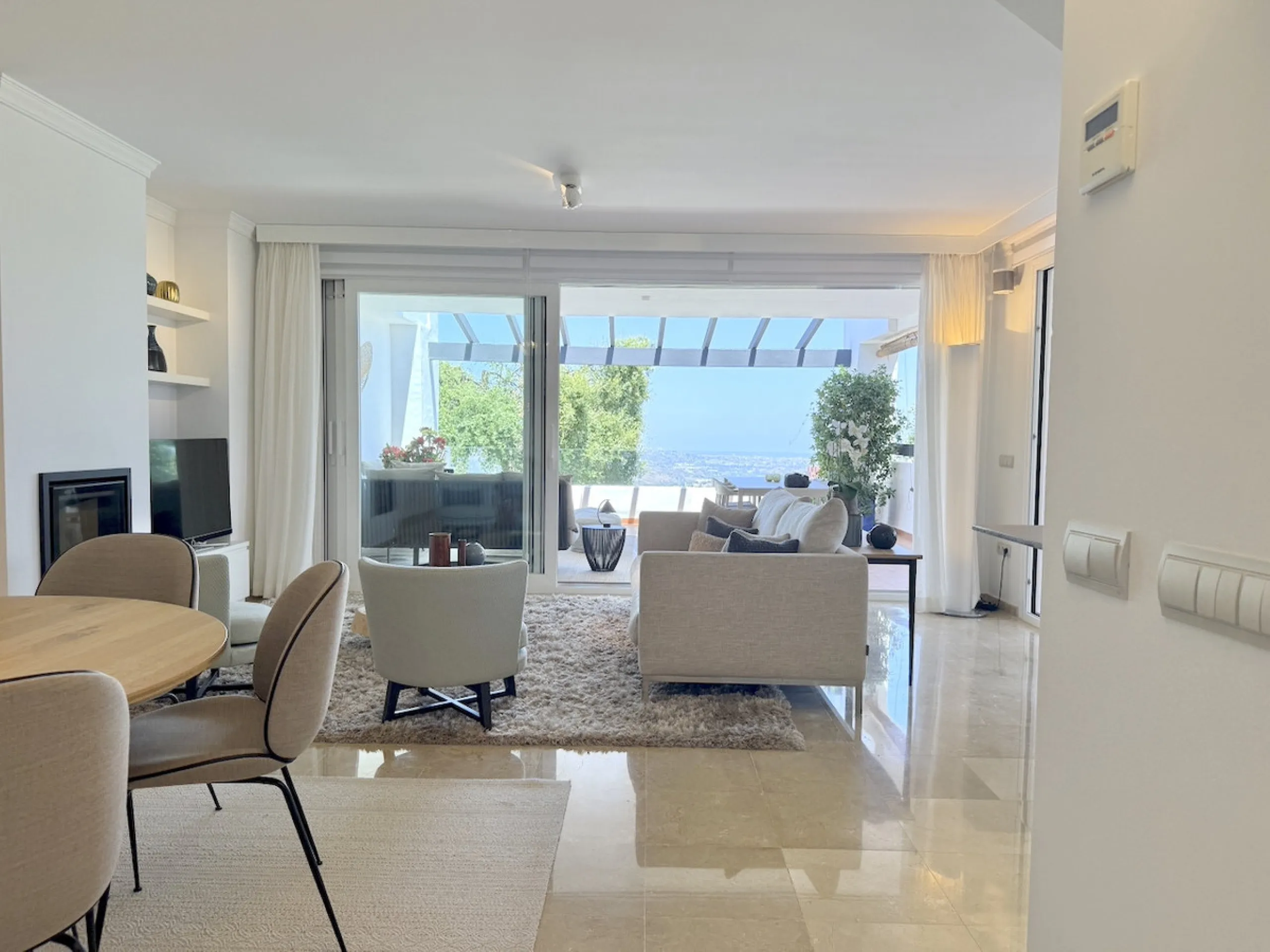 This elegant three-bedroom apartment with 2 private parkings is situated in the sought-after area of La Mairena, Marbella East, offering a harmonious blend of comfort, style, and convenience. The property boasts a generous built area of 148m² complemented